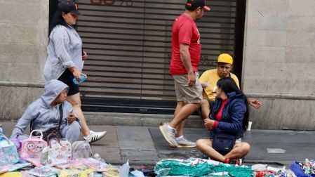 Manifestantes alrededor del Zócalo donde se instala el FIFA Fan Festival