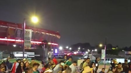 Payaso de Rodeo afuera del Estadio Ciudad de México.
