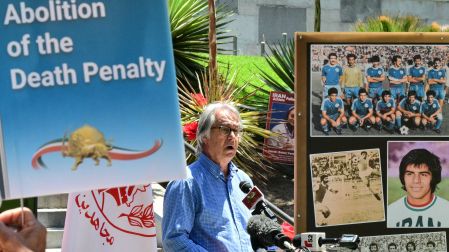 El exfutbolista Shahram Homayounfar también dio uso de la palabra.