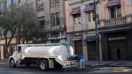 CIUDAD DE MÉXICO, 01DICIEMBRE2024.- Una pipa abastece de agua potable a un restaurante del Centro Histórico. FOTO: MOISÉS PABLO/CUARTOSCURO.COM