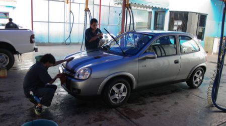 MÉXICO, D.F., 25JULIO2008.- Lava coches de Lindavista ganan aproximadamente en un día de trabajo de 100 a 200 pesos dependiendo de los carros que lleguen al establecimiento, en la imagen dos lava carros comparten el trabajo.FOTO: RICARDO CASTELAN /CUARTOSCURO.COM