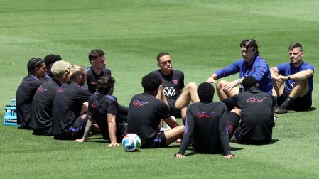 Mauricio Pochettino platica con sus seleccionados.