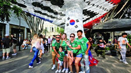 El Andador 20 de Noviembre en Zapopan, Jalisco luce increíblemente espectacular. Se trata de muchos bordados hechos a mano que muestran los colores y banderas de los 7 países
