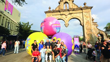 Guadajara. Jalisco 10 de junio l 2026 El Andador 20 de Noviembre en Zapopan, Jalisco luce increÌblemente espectacular. Se trata de muchos bordados hechos a mano que muestran los colores y banderas de los 7 paÌses Foto Hector Lopez RamÌrez