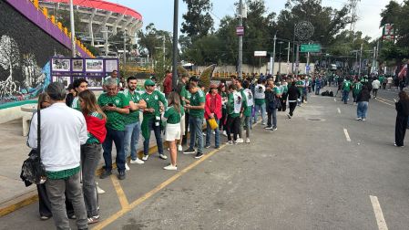Filas para entrar al estadio