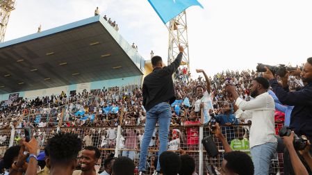 El árbitro fue recibido como héroe en su regreso a Somalia