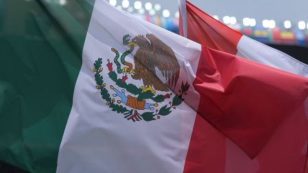 Emotiva ceremonia de los Himnos Nacionales
