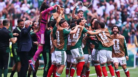 'La Hormiga' González se unió a la celebración del gol de Julián Quiñones