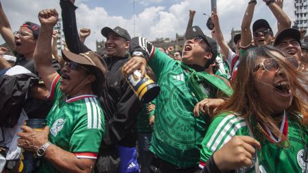 Aficionados mexicanos celebraron el gol de Julián Quiñones durante el México - Sudáfrica
