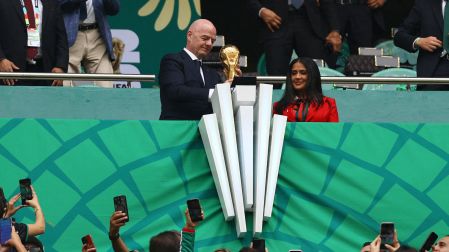 Salma Hayek evitó tocar el trofeo del Mundial.