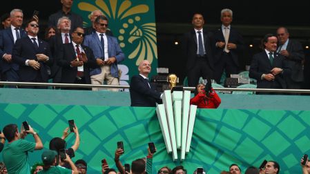 Salma Hayek no puede tocar la copa por protocolo de FIFA.