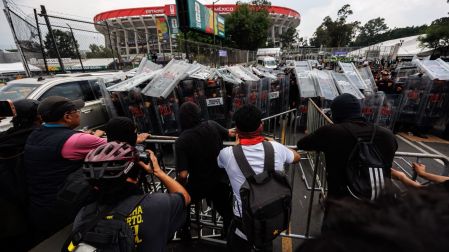 El encontronazo se dio en el puente vehicular que ingresa al Estadio