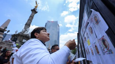 Colectivos de madres buscadoras colocan fichas de búsqueda