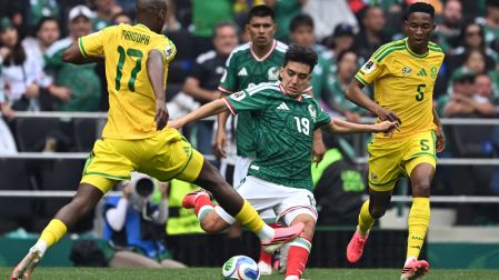 Gilberto Mora hizo su debut mundialista con 17 años y 240 días, lo que lo convierte en el sexto más joven en jugar un partido de Mundial en la historia.