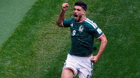 Raúl Jiménez celebró hasta su cuarta Copa del Mundo su primer gol en esta clase de competencias.