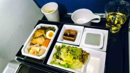Qué comer antes de un vuelo largo