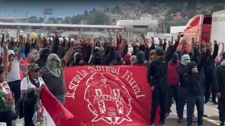 El sentido hacia Viaducto Tlalpan se mantuvo cerrado debido a que el camión que la policía utilizó para bloquear el paso de los manifestantes se quedó sin batería.