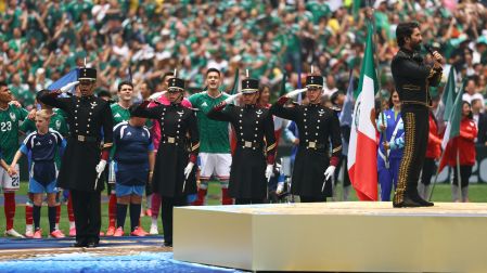 Alejandro Fernández se emocionó tras cantar el Himno en el Mundial.