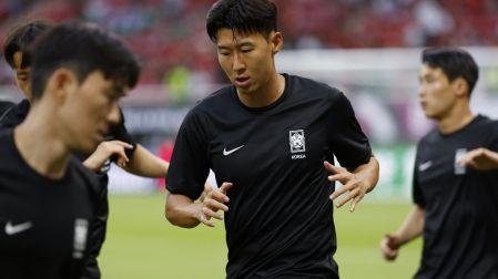 Son Heung-min ya hace ejercicios de calentamiento previo al partido.