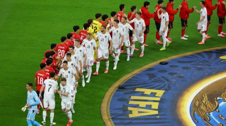 Checos y coreanos se saludan previo a su partido.