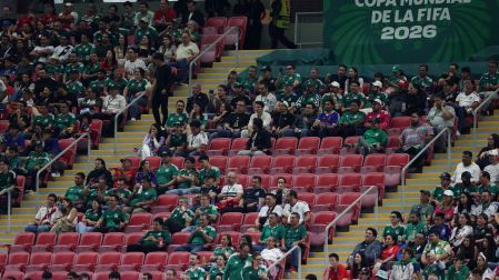 Aficionados mexicanos asisten al Corea del Sur Vs Chequia en el Estadio Guadalajara.