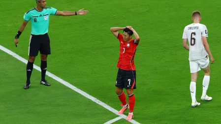 Heung-min Son se lamenta que su disparo apenas pasó a un lado de la puerta de los checos.