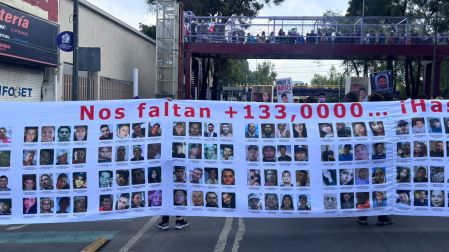 Familiares de personas desaparecidas comenzaron a retirarse, con el gusto de haber llegado hasta el estadio