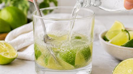 Agrega el agua mineral y mezcla bien el azúcar