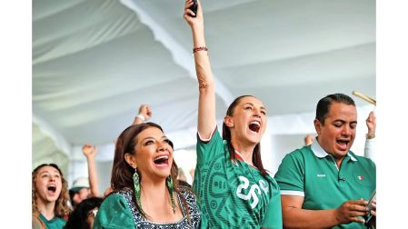 La presidenta Claudia Sheinbaum celebrando un gol de la Selección Mexicana.