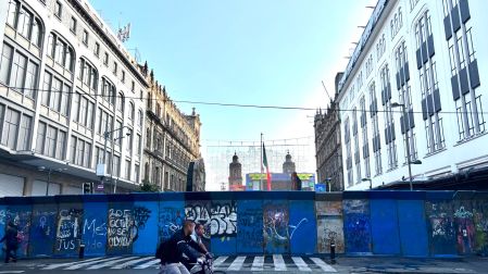 Tras la inauguración del mundial de futbol la calle 20 de Noviembre en el centro fue cerrada de nueva cuenta con vallas.
