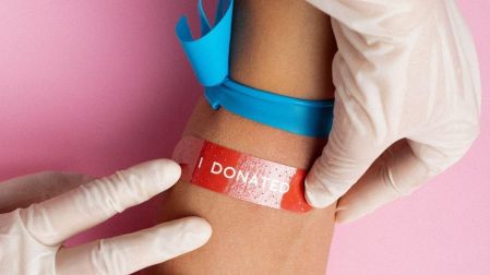 ¿Puedo donar sangre si tengo tatuajes?