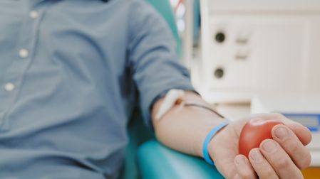¿Puedo donar sangre si tengo tatuajes?