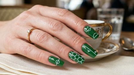 ¿Qué son las uñas futboleras y cómo unen el estilo chic con el deporte?