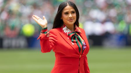 Salma Hayek saluda durante la inauguración del Mundial