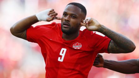 Cyle Larin logró el gol del empate para Canadá.