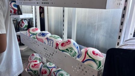 Los diferentes tamaños de balones también se venden en la tienda.