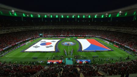 Sirius acompaña la salida de los equipos al campo en el Mundial.