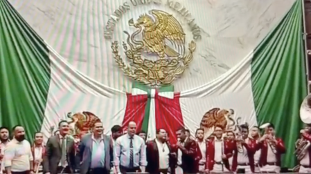 El hecho, grabado en video, desató la indignación de legisladores locales,