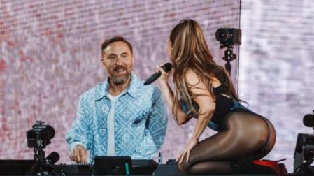 JLo sorprende a David Guetta en el escenario y enloquece a los fanáticos en París