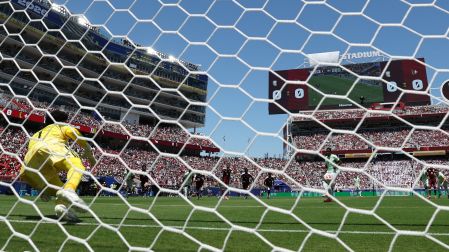 Embolo marcando el gol de penalti para darle la ventaja a Suiza