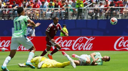 El portero de Qatar cometiendo el penalti contra Suiza