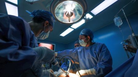 El ISSSTE fortaleció su capacidad hospitalaria para atender cáncer de próstata con cirugías laparoscópicas, destacando la importancia de la detección temprana.