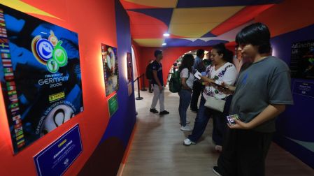 La experiencia inmersiva cuenta con un museo de colecciones pasadas.