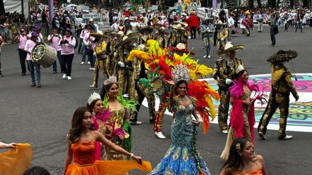 En la escalinatas del Ángel de la Independencia armaron el karaoke; cientos de voces hicieron retumbar El Rey y Cielito Lindo