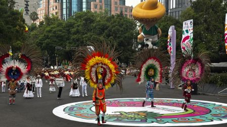 En la escalinatas del Ángel de la Independencia armaron el karaoke; cientos de voces hicieron retumbar El Rey y Cielito Lindo