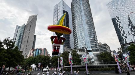 En la escalinatas del Ángel de la Independencia armaron el karaoke; cientos de voces hicieron retumbar El Rey y Cielito Lindo