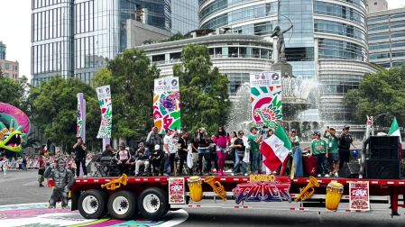En la escalinatas del Ángel de la Independencia armaron el karaoke; cientos de voces hicieron retumbar El Rey y Cielito Lindo