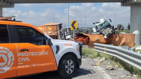 Un tráiler cayó desde el puente Interpuerto en Salinas Victoria, Nuevo León; pese al aparatoso accidente, el conductor resultó ileso.