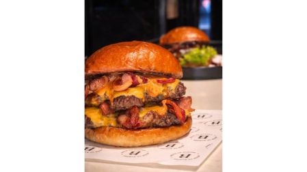 En El Terreno Food Park se ofrecen diferentes platillos.