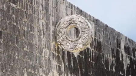 No dejar caer la pelota o, en siglos más recientes, meterla por los aros o anillos colocados verticalmente, se cree, era una de las formas de ganar el encuentro.